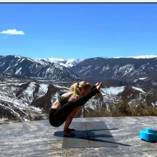 Alysia Lowell practicing yoga outdoors in the mountains — 300-hour advanced teacher training with Drishti Beats